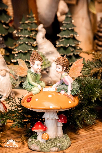 Figurines de fées jouant sur une champignon orange